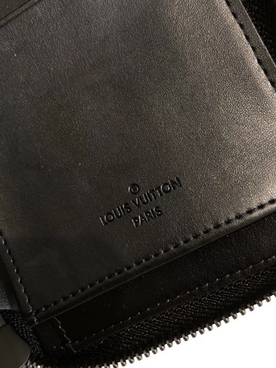 Louis Vuitton 2020 Leather Zip Round Wallet M69049