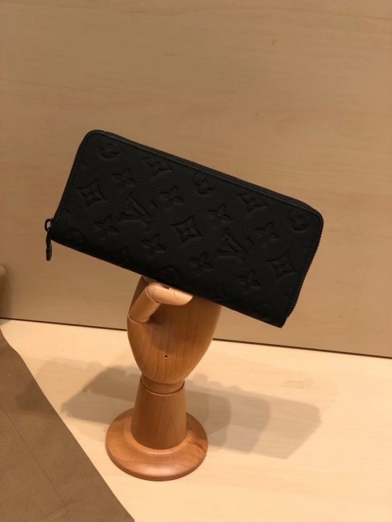 Louis Vuitton 2020 Leather Zip Round Wallet M69049