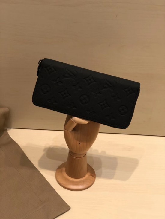 Louis Vuitton 2020 Leather Zip Round Wallet M69049