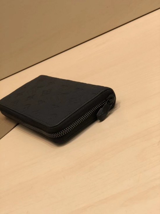 Louis Vuitton 2020 Leather Zip Round Wallet M69049