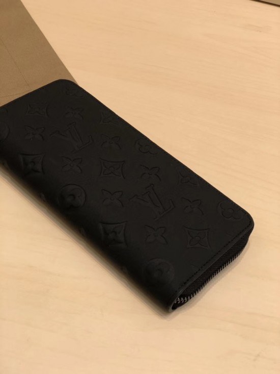 Louis Vuitton 2020 Leather Zip Round Wallet M69049