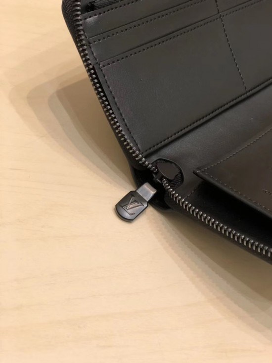 Louis Vuitton 2020 Leather Zip Round Wallet M69049