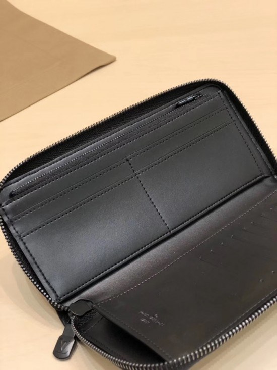 Louis Vuitton 2020 Leather Zip Round Wallet M69049