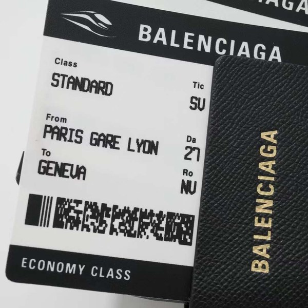 발렌시아가 2024 패스포트 폰홀더 스트랩 지갑