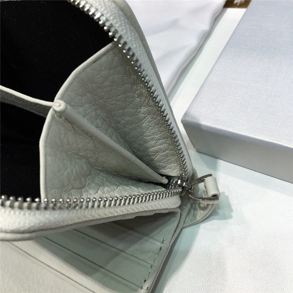 발렌시아가 지갑 신상 B2021