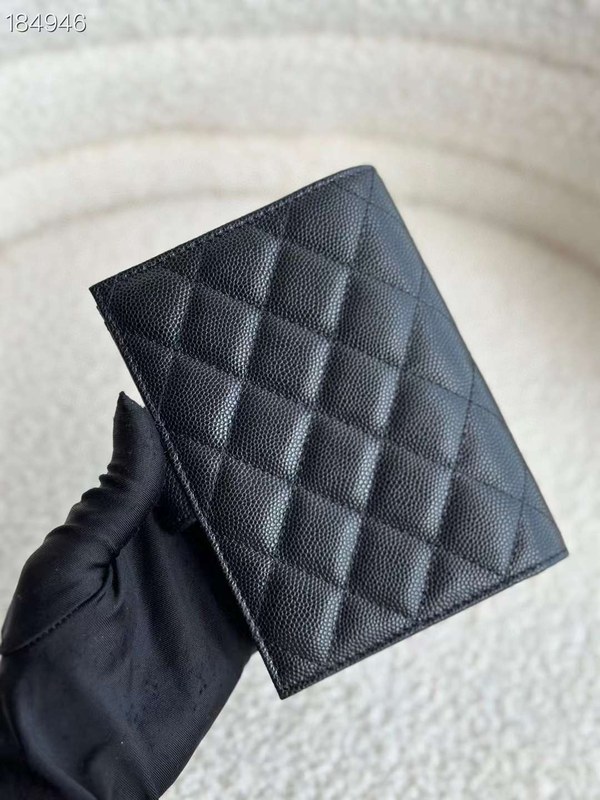 샤넬 2024 P 클래식 카드지갑 여권케이스 지갑 블랙 캐비어 은장 AP3791 B15532 C3906