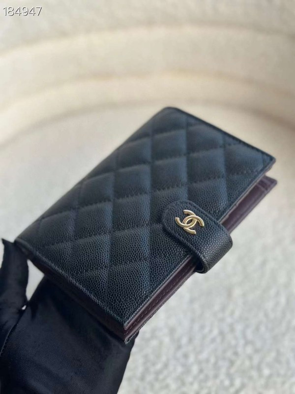 샤넬 2024 P 클래식 카드지갑 여권케이스 지갑 블랙 캐비어 은장 AP3791 B15532 C3906