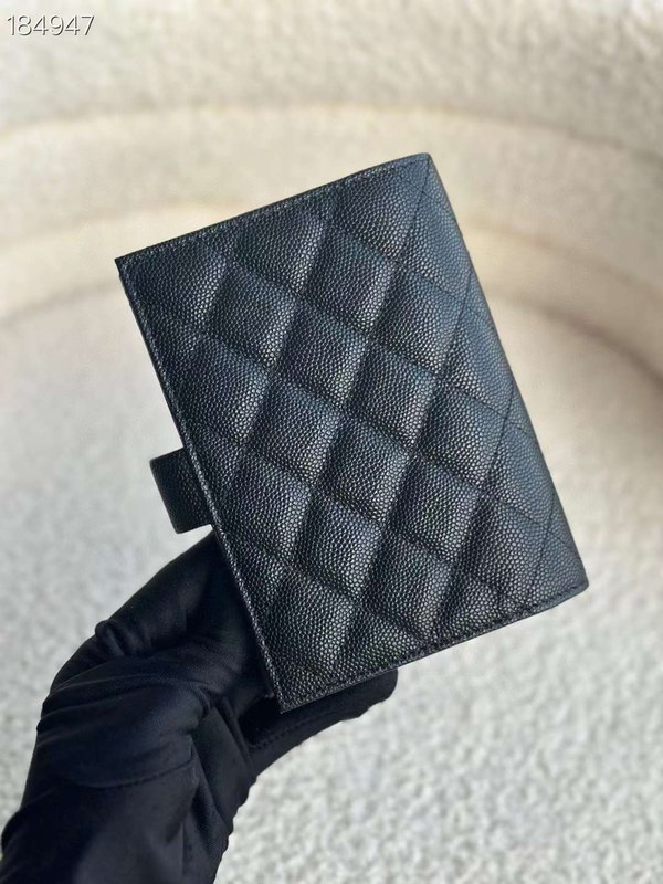 샤넬 2024 P 클래식 카드지갑 여권케이스 지갑 블랙 캐비어 은장 AP3791 B15532 C3906