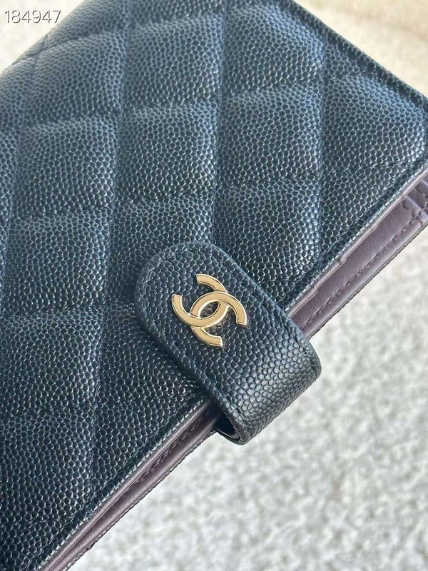 샤넬 2024 P 클래식 카드지갑 여권케이스 지갑 블랙 캐비어 은장 AP3791 B15532 C3906