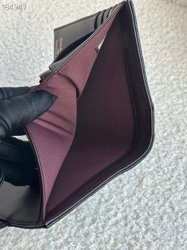 샤넬 2024 P 클래식 카드지갑 여권케이스 지갑 블랙 캐비어 은장 AP3791 B15532 C3906