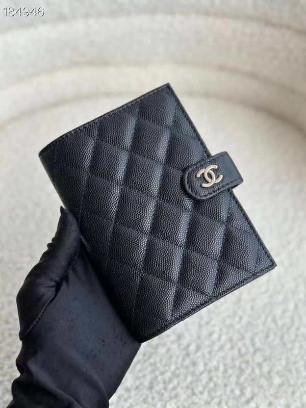 샤넬 2024 P 클래식 카드지갑 여권케이스 지갑 블랙 캐비어 은장 AP3791 B15532 C3906