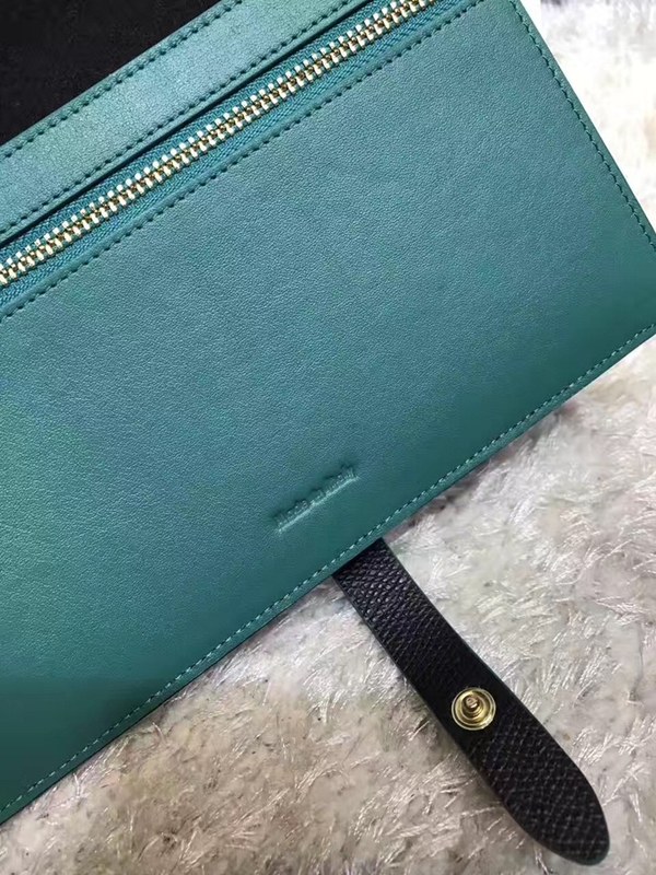 셀린느 멀티펑션 여권장지갑 104813-22