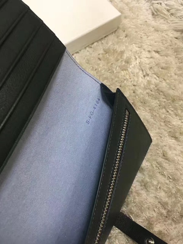 셀린느 멀티펑션 여권장지갑 104813-19