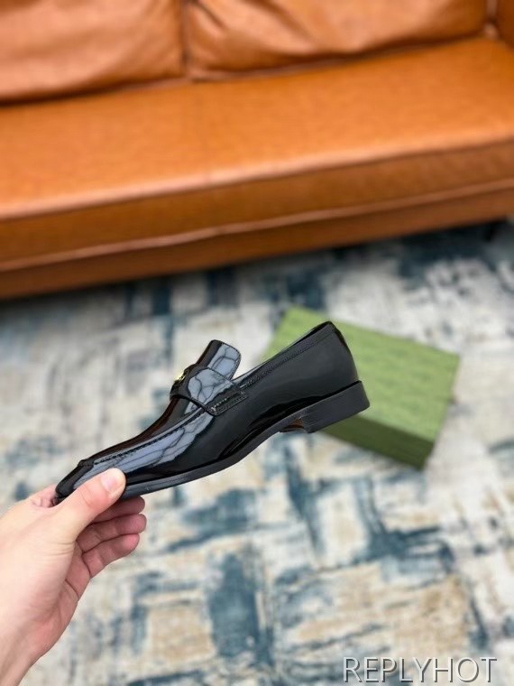 구찌 2022 인터로킹 페니 로퍼 에나멜 블랙 컬러