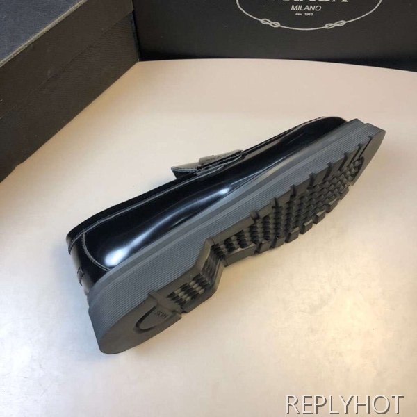 프라다 2020 오버솔 페니로퍼