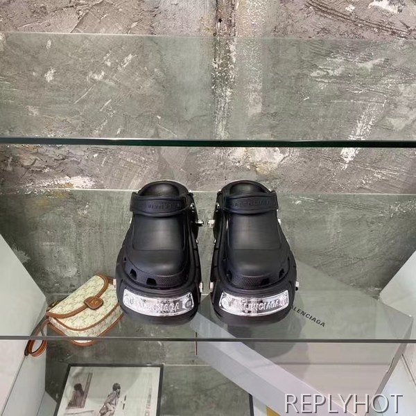 발렌시아가 2022 크록스 콜라보 스터드 샌들