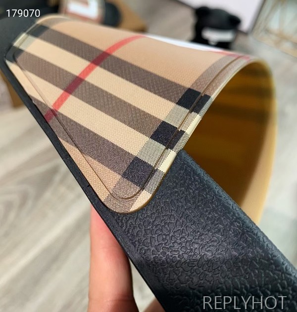 버버리 2021 LOVE 체크 비치 샌들