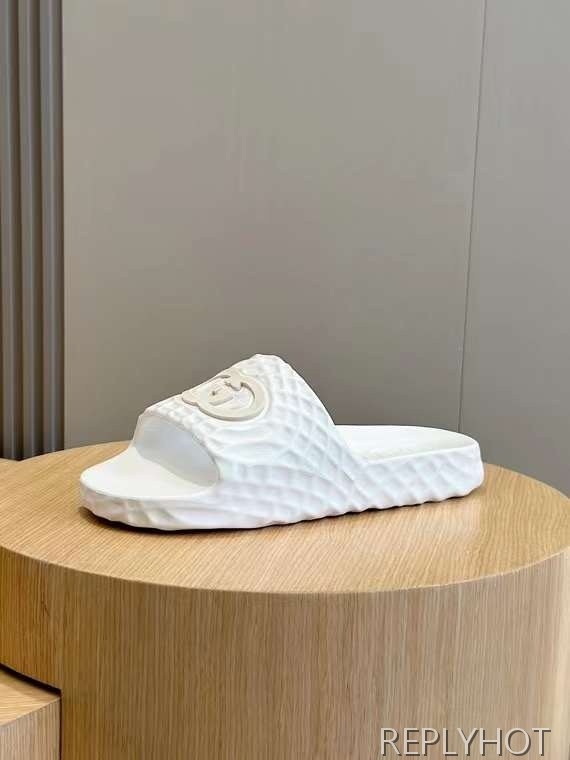 구찌 2024 인터로킹 엠보스드 샌들 슬리퍼 신발