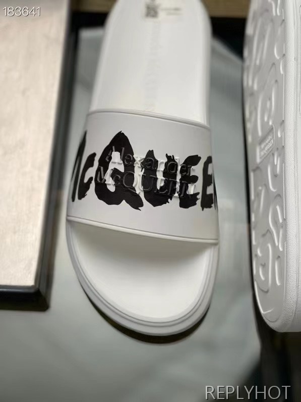 알렉산더맥퀸 2022 로고 레이어 프린팅 비치 샌들