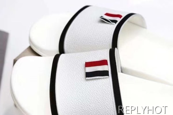 톰브라운 2022 화이트 블랙 파이핑 테이프 비치 샌들 슬라이드