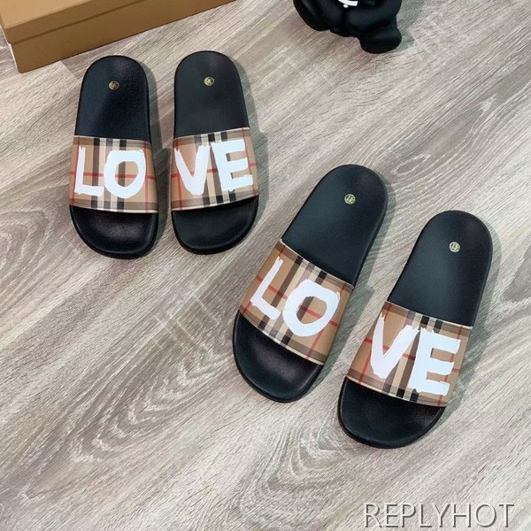 버버리 2021 LOVE 체크 비치 샌들