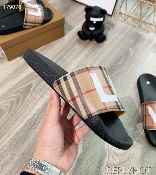 버버리 2021 LOVE 체크 비치 샌들