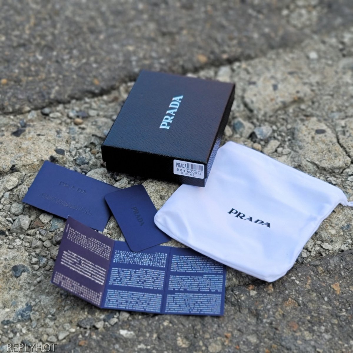 프라다 사피아노 카드 중지갑 블랙