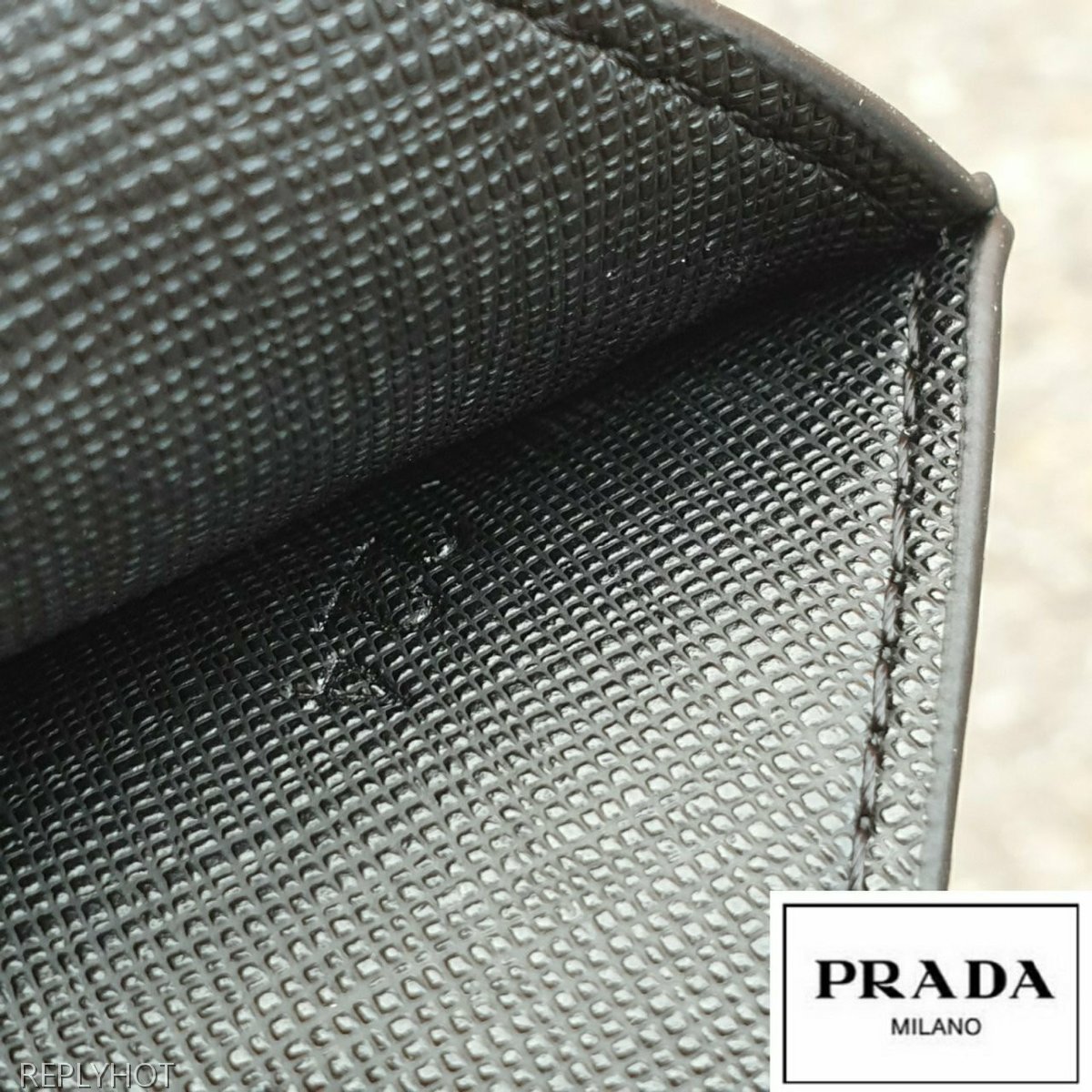 프라다 사피아노 엣지 골드로고 카드지갑