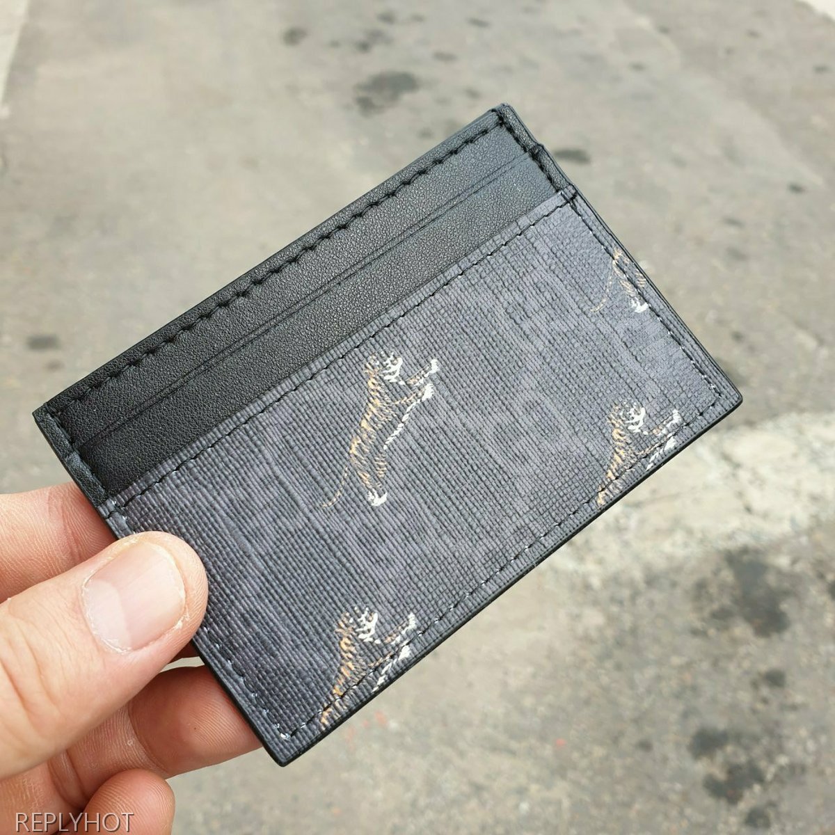 구찌 GG수프림 타이거 프린트 카드지갑 블랙