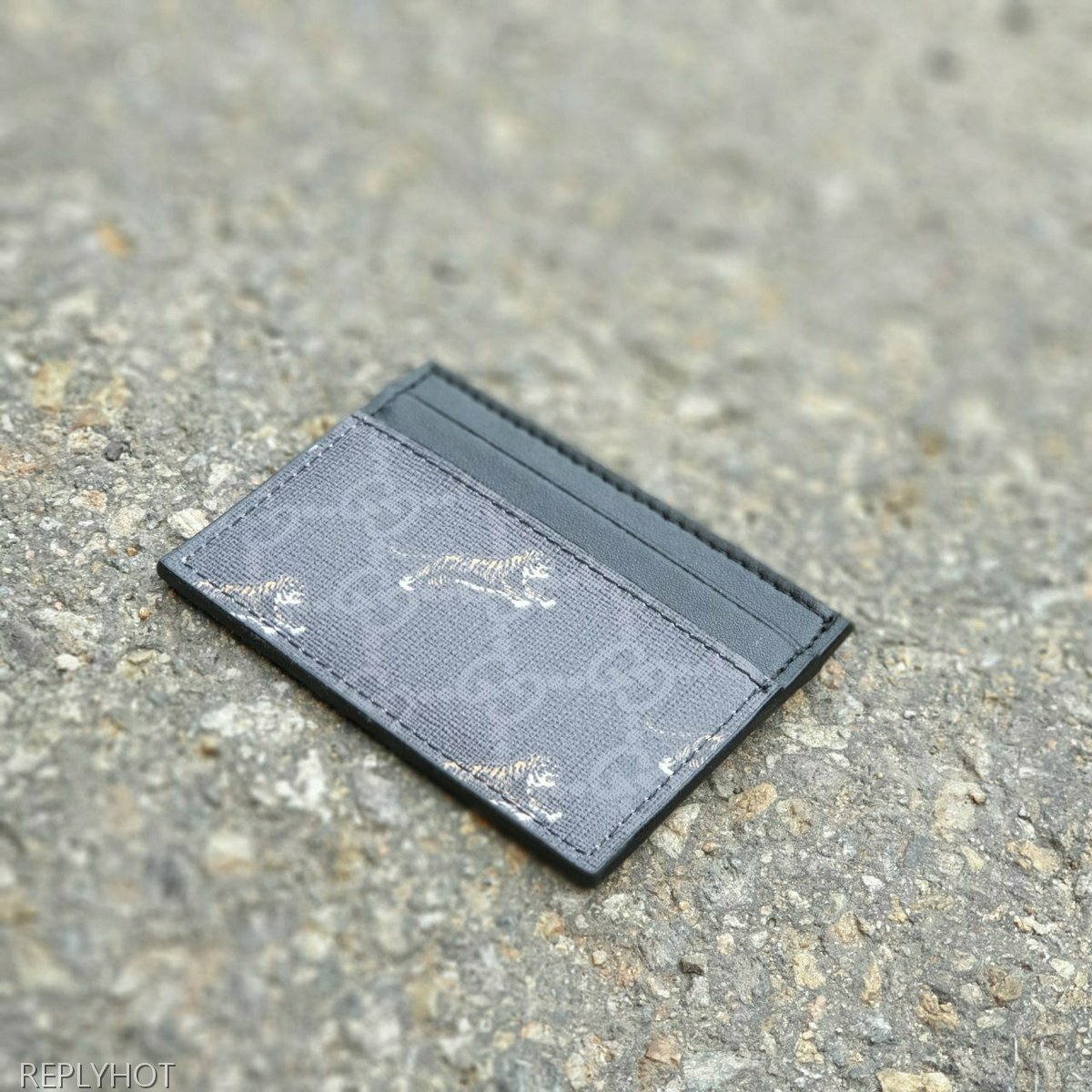 구찌 GG수프림 타이거 프린트 카드지갑 블랙