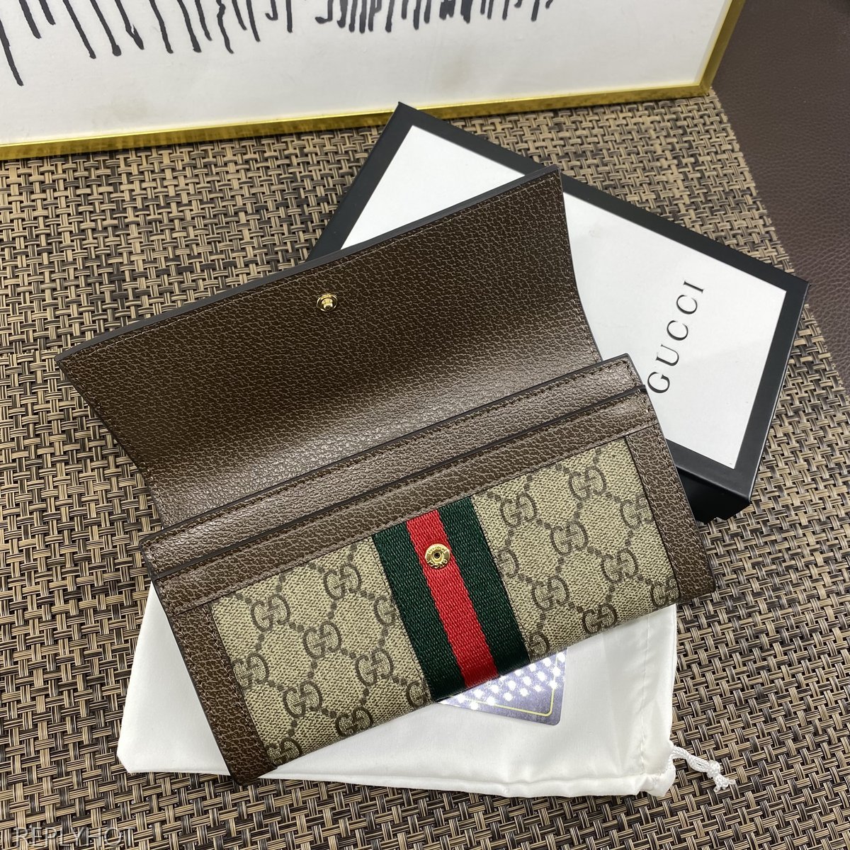 구찌 지갑 523153