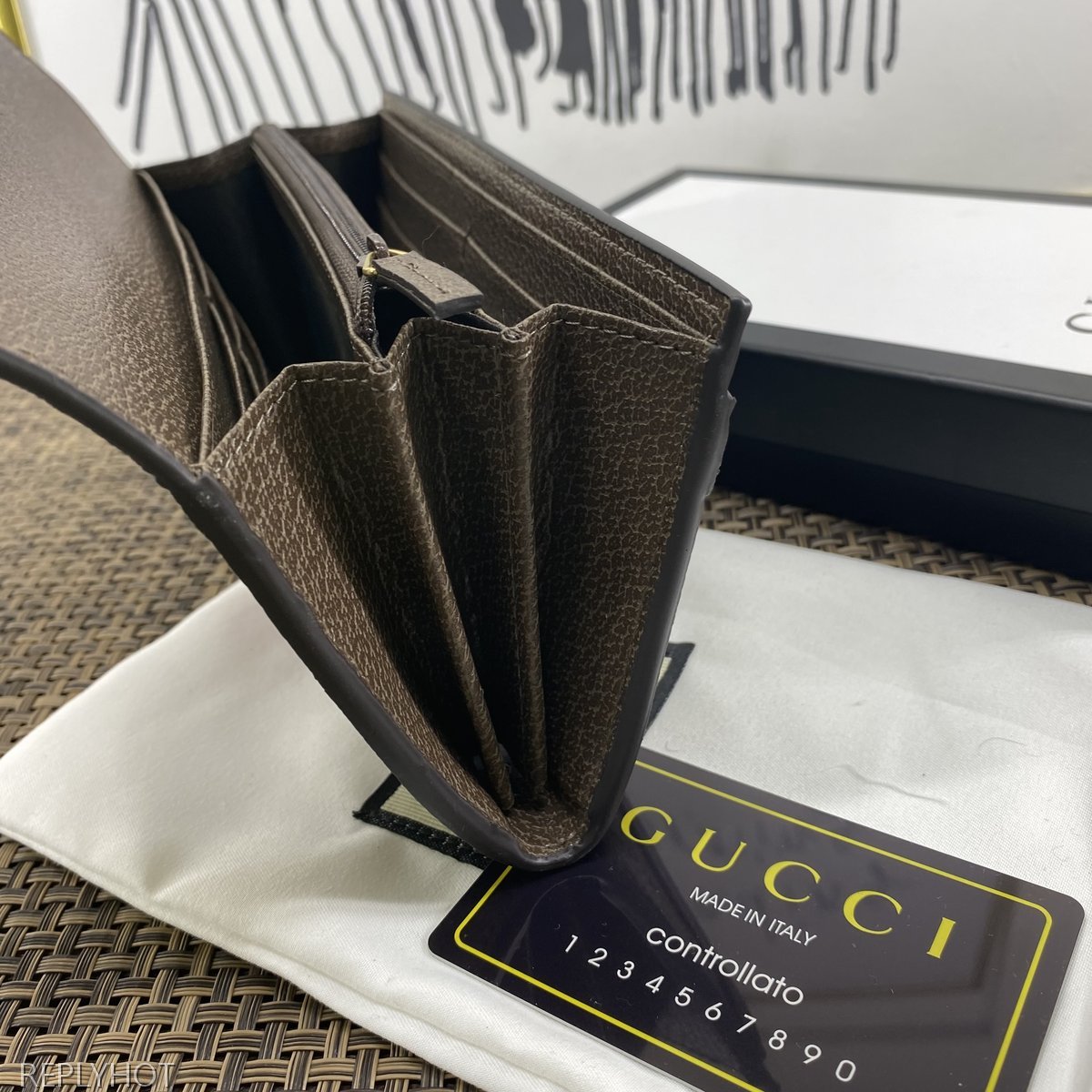 구찌 지갑 523153