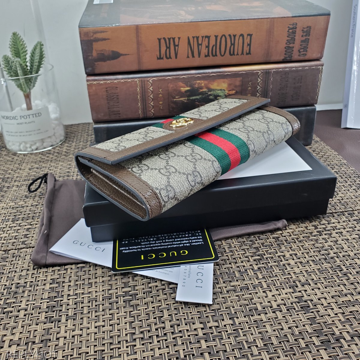 구찌 지갑 523153