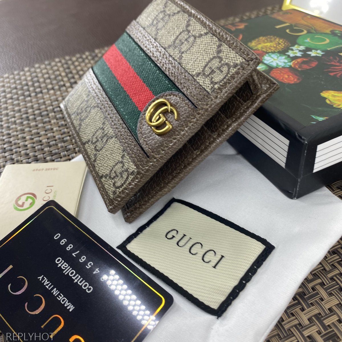 구찌 지갑 597606