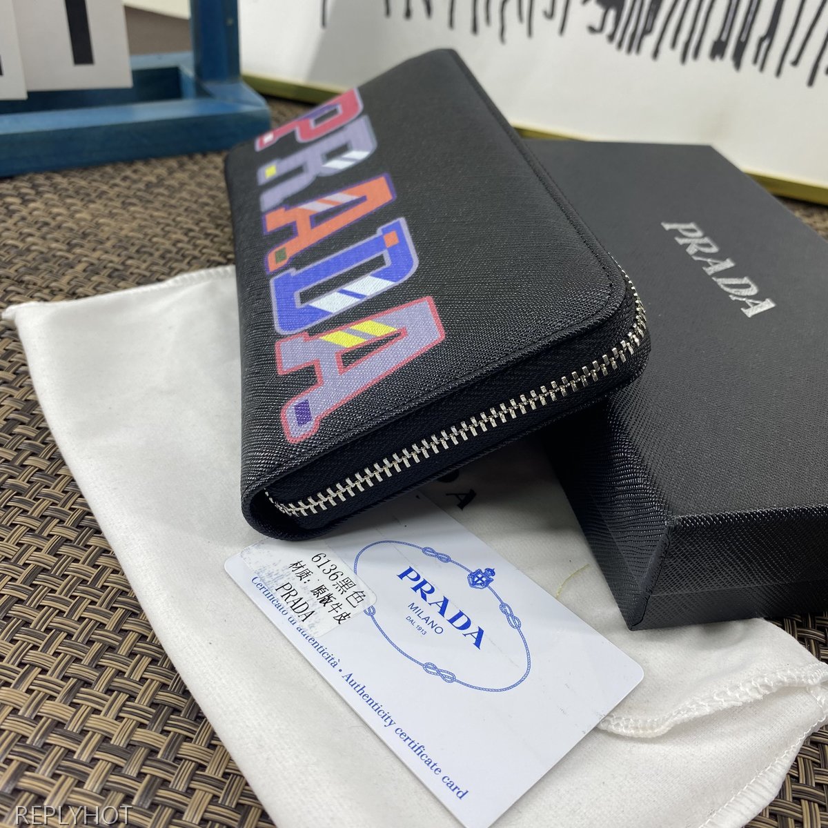 프라다 장지갑 6136