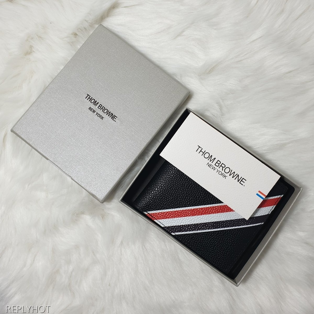 톰브라운 페블 그레인 사선 반 지갑