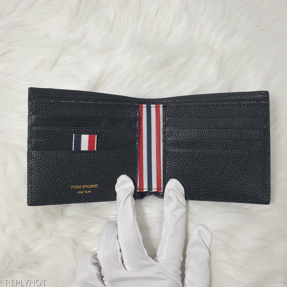 톰브라운 페블 그레인 사선 반 지갑