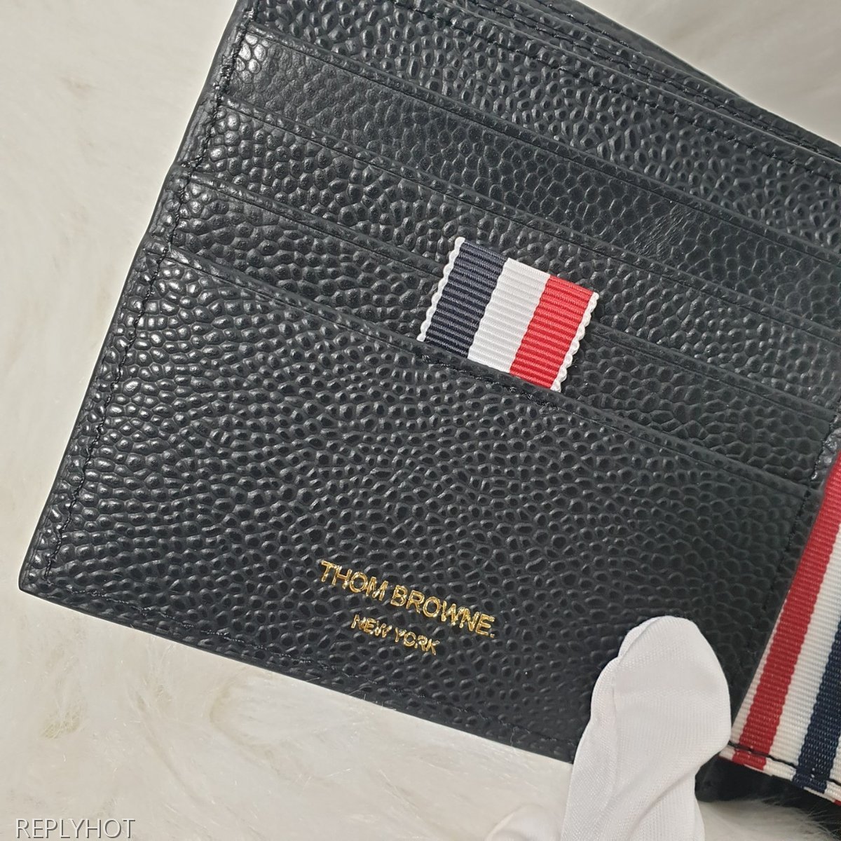 톰브라운 페블 그레인 사선 반 지갑