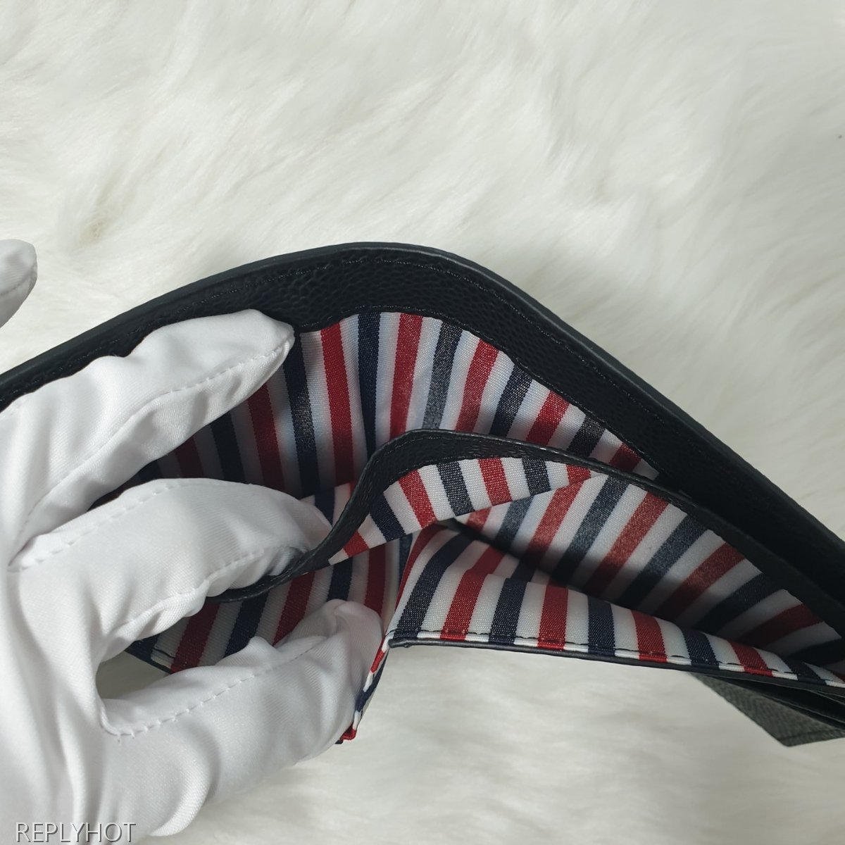 톰브라운 페블 그레인 사선 반 지갑