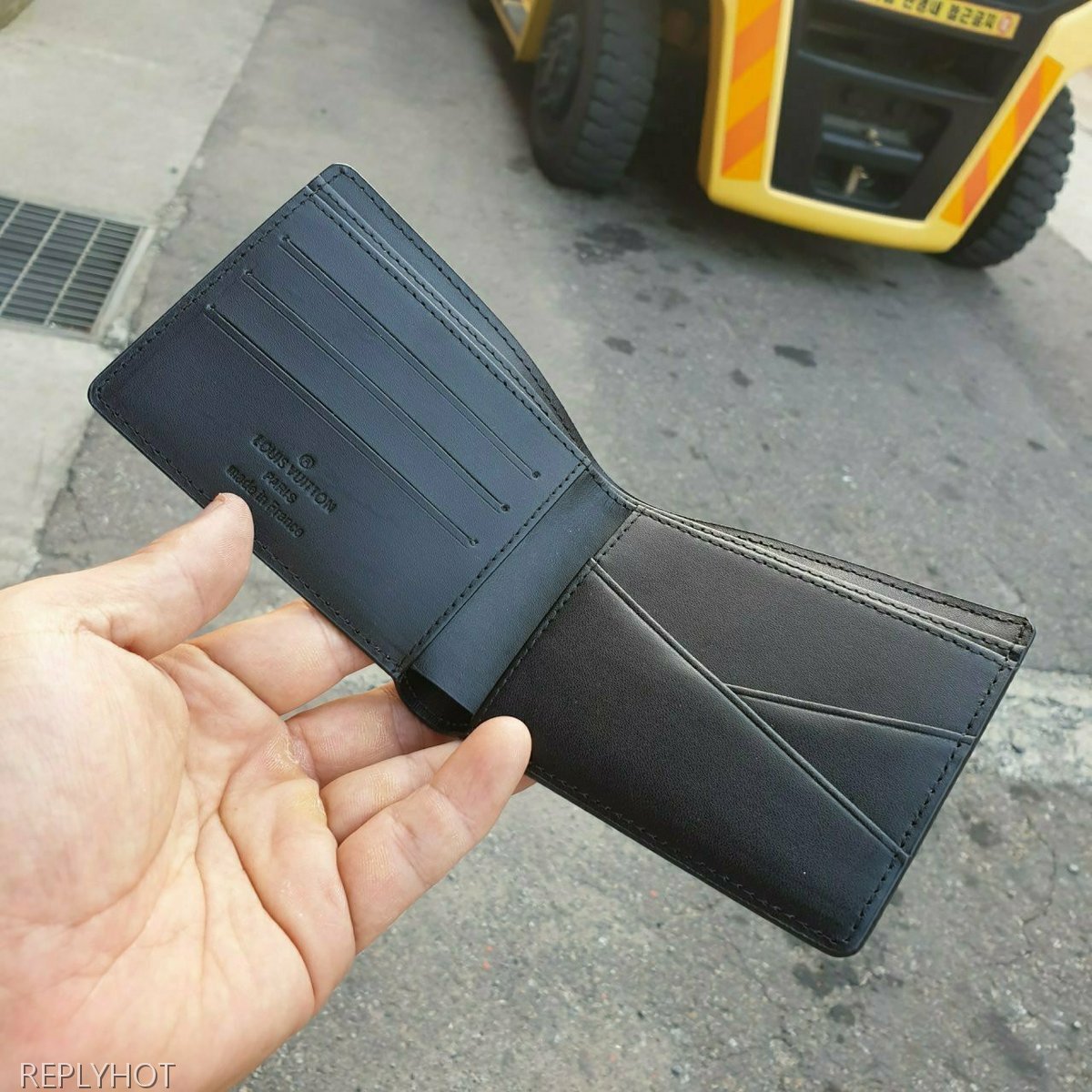 루이비통 인피니 멀티플 반지갑 블랙