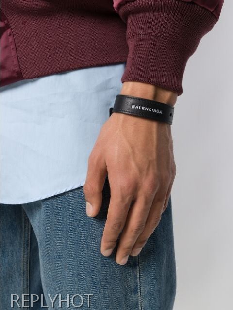 발렌시아가 로고 엠보 스드 커프 팔찌