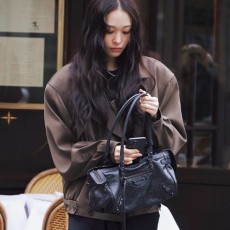 발렌시아가 르 시티 이스트 웨스트 백 블랙 (올데프 애니,노윤서 착용)