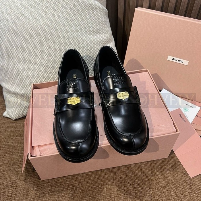 미우미우 브러쉬드 가죽 페니 로퍼