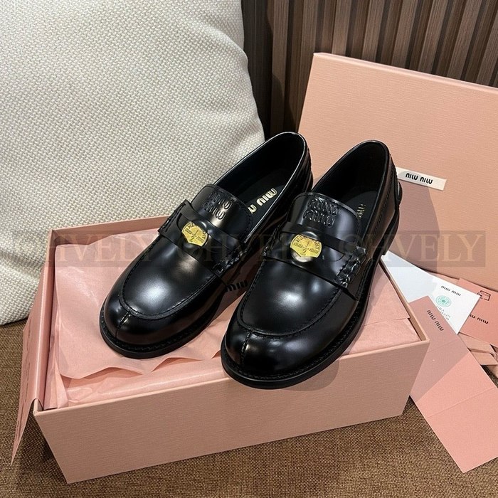 미우미우 브러쉬드 가죽 페니 로퍼