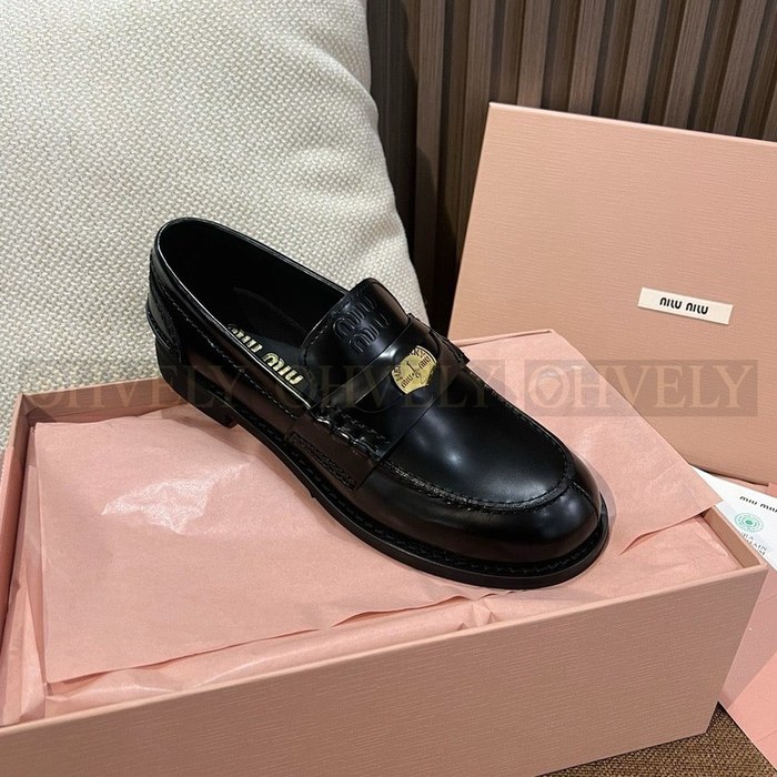 미우미우 브러쉬드 가죽 페니 로퍼