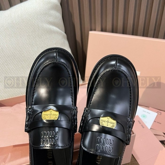 미우미우 브러쉬드 가죽 페니 로퍼