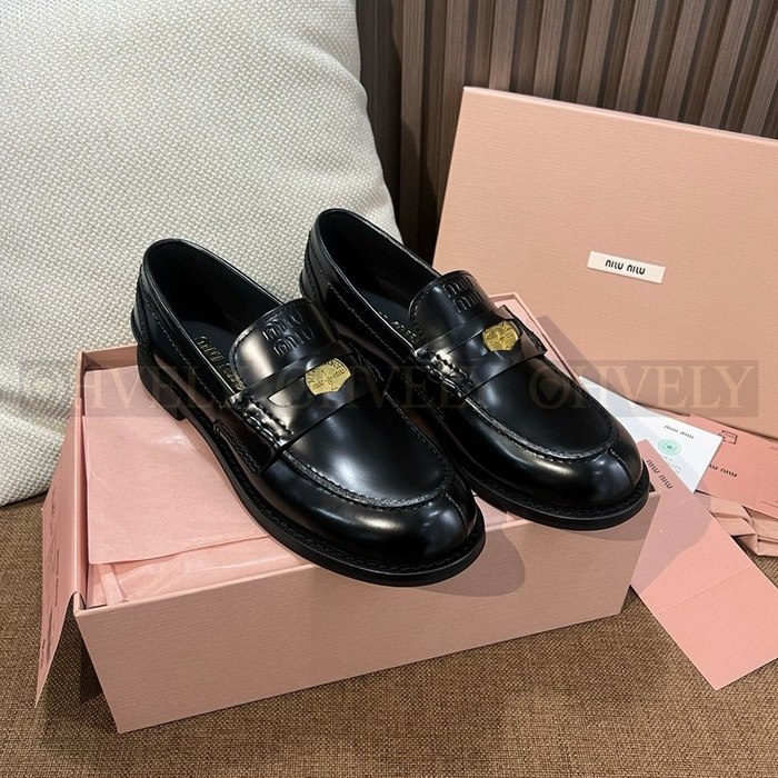 미우미우 브러쉬드 가죽 페니 로퍼