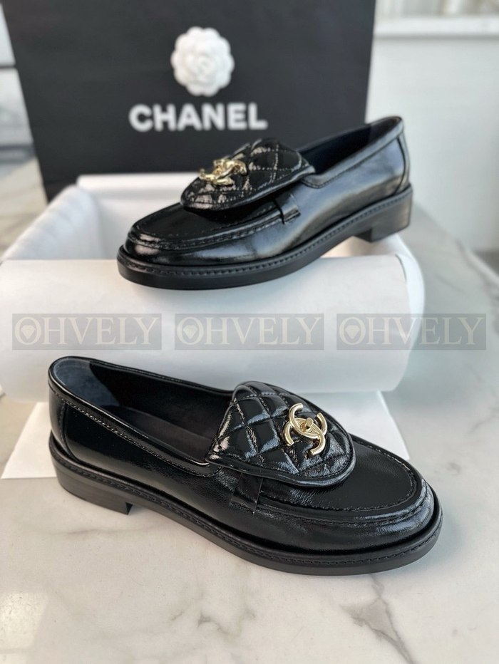 샤넬 CC 로고 턴락 퀄팅 에나멜 로퍼