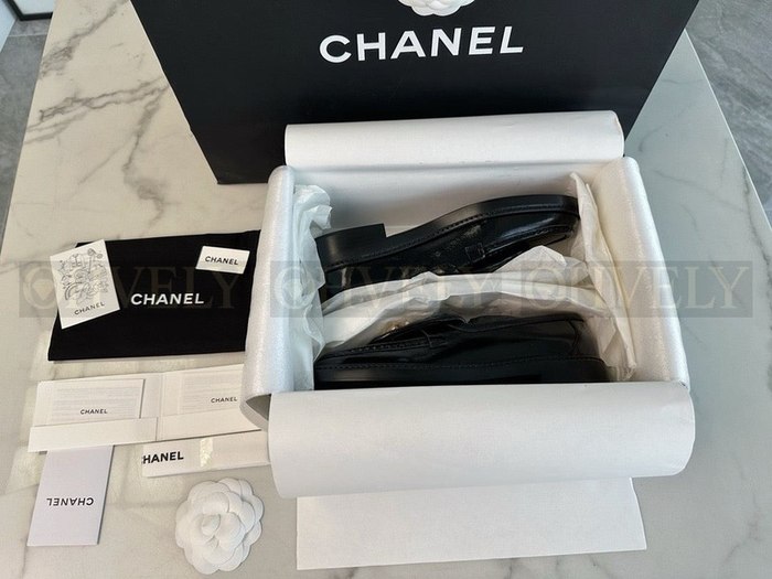 샤넬 CC 로고 턴락 퀄팅 에나멜 로퍼