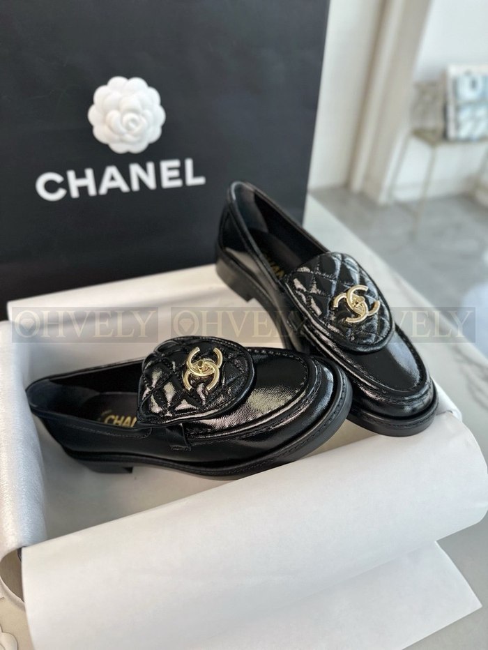 샤넬 CC 로고 턴락 퀄팅 에나멜 로퍼